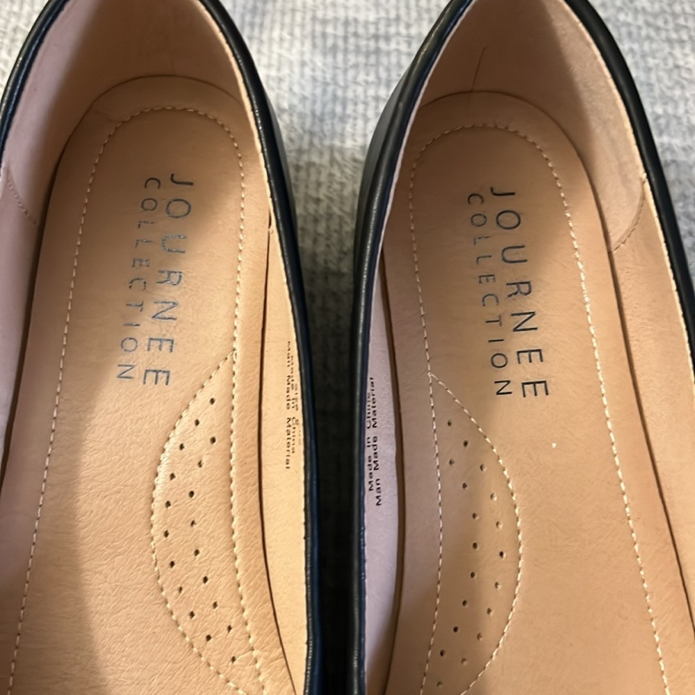 Journee Collection Women’s Black Comfort Pumps Sz 8 Round Toe Low Heel Shoes - Picture 2 of 5
